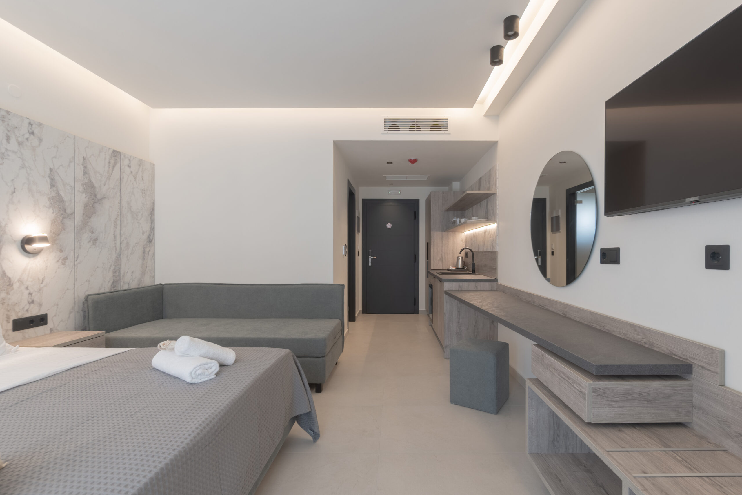 Tiara Holidays - Alora Luxury Suites - Suite with Pool-Mountain View spavaća soba i kuhinja